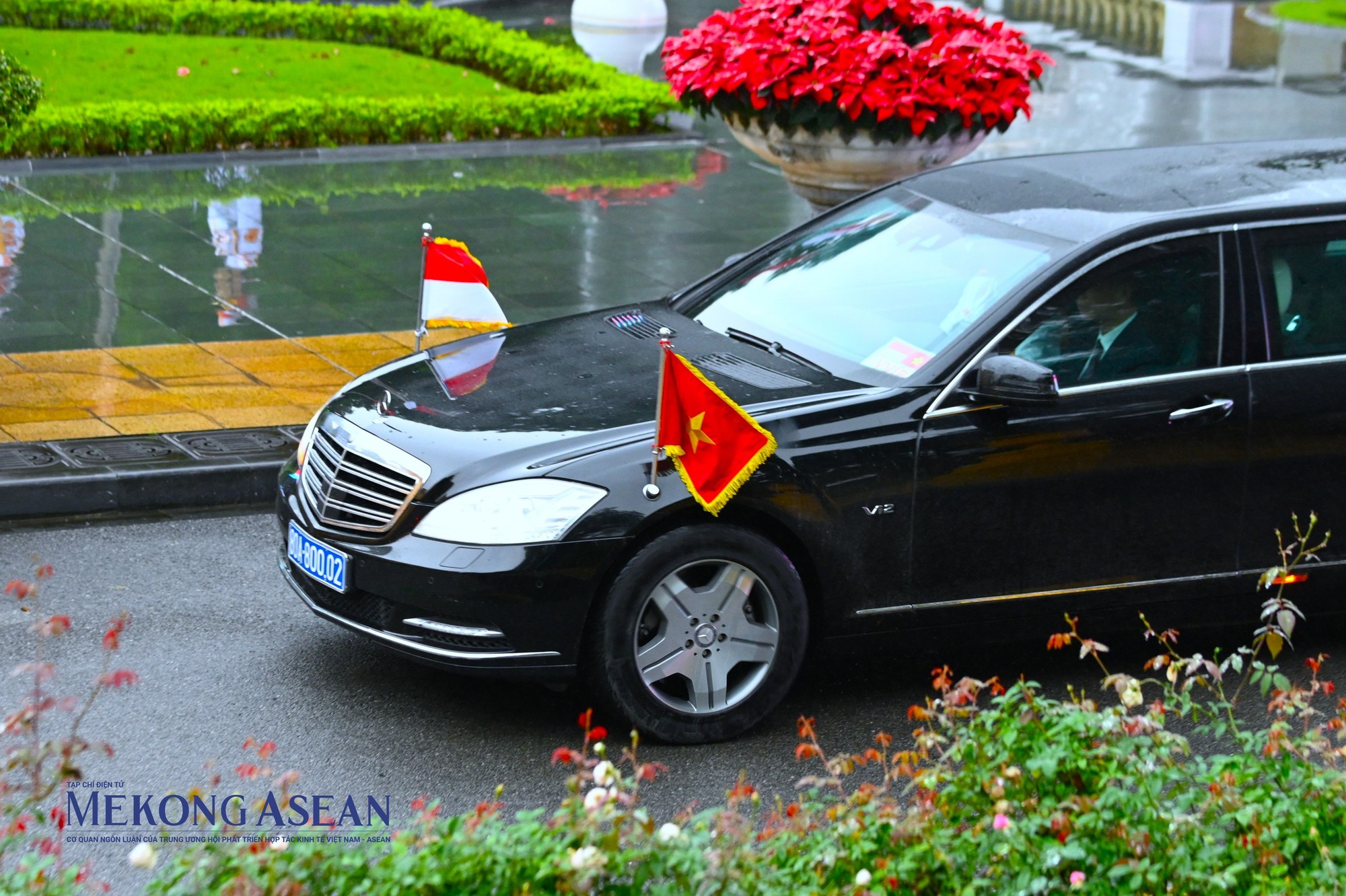 Xe chở Tổng thống Indonesia Joko Widodo tiến v&agrave;o Phủ Chủ tịch. Ảnh: Đỗ Thảo