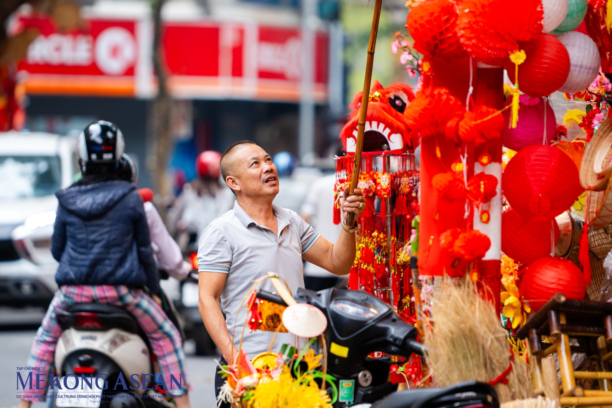 Năm con Rồng, những mẫu c&acirc;u đối, lời ch&uacute;c, vật phẩm trang tr&iacute; gắn liền với linh vật Rồng được b&agrave;y b&aacute;n nhiều nhất.