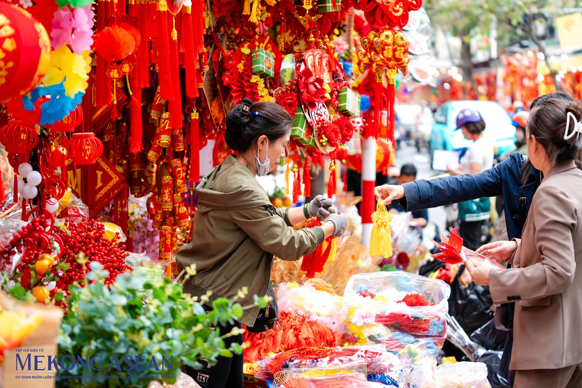 Người d&acirc;n c&oacute; thể dễ d&agrave;ng chọn mua những m&oacute;n đồ trang tr&iacute; Tết ưng &yacute; nhất để trang ho&agrave;ng nh&agrave; cửa dịp Tết đến xu&acirc;n về.