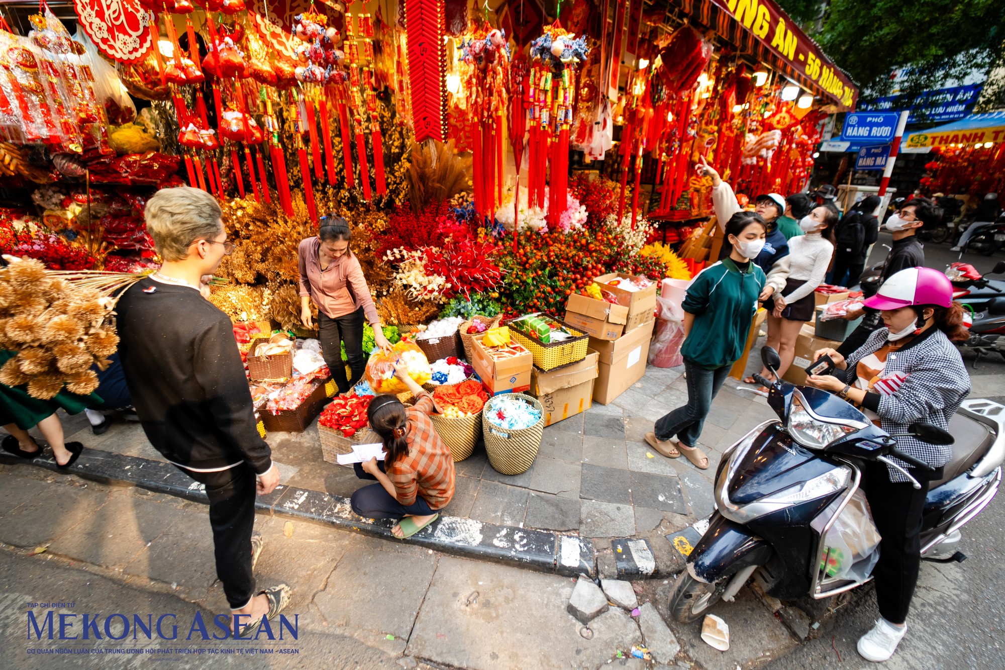 Chủ của một cửa h&agrave;ng tr&ecirc;n phố H&agrave;ng M&atilde; chia sẻ: Năm nay, đồ trang tr&iacute; Tết Nguy&ecirc;n đ&aacute;n c&oacute; phần đa dạng về mẫu m&atilde;, chủng loại hơn do nhu cầu của kh&aacute;ch mua cao. Đặc biệt, gi&aacute; cả c&aacute;c mặt h&agrave;ng năm nay cũng đa dạng v&agrave; c&oacute; phần rẻ hơn so với mọi năm trước sự cạnh tranh của c&aacute;c k&ecirc;nh b&aacute;n h&agrave;ng online.