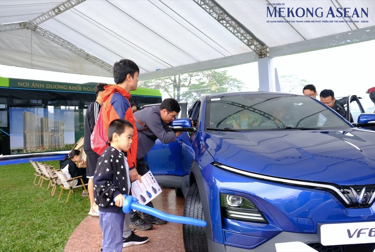 Chia sẻ với Mekong ASEAN, anh Đinh Việt Ho&agrave;ng (tr&uacute; tại quận Ho&agrave;ng Mai, H&agrave; Nội) cho biết: &amp;amp;amp;quot;Khi đến tham quan triển l&atilde;m, t&ocirc;i thực sự cho&aacute;ng ngợp với số lượng xe điện tại Việt Nam. L&acirc;u nay chưa t&igrave;m hiểu th&igrave; t&ocirc;i vẫn nghĩ đ&acirc;y l&agrave; một loại phương tiện mới, chưa c&oacute; t&iacute;nh hữu dụng. Đặc biệt l&agrave; h&atilde;ng xe VinFast, một thương hiệu &ocirc; t&ocirc; Việt Nam chỉ trong một v&agrave;i năm m&agrave; đ&atilde; c&oacute; rất nhiều sản phẩm điện kh&iacute; h&oacute;a. Đ&acirc;y c&oacute; lẽ l&agrave; một điều m&agrave; kh&ocirc;ng phải h&atilde;ng xe n&agrave;o cũng đủ nguồn lực v&agrave; quyết t&acirc;m l&agrave;m được&amp;amp;amp;quot;. Ảnh: H&agrave; Anh - Mekong ASEAN.