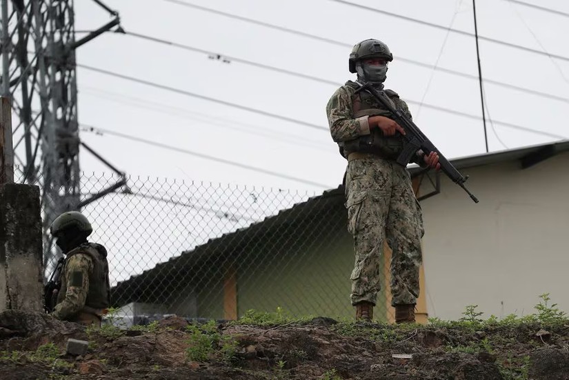 Lực lượng an ninh Ecuador kiểm tra một nh&agrave; t&ugrave; tại Guayaquil, Ecuador ng&agrave;y 15/1/2024. Ảnh: Reuters