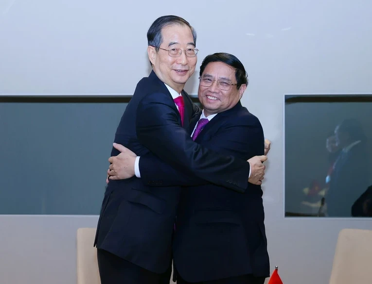 Thủ tướng Phạm Minh Ch&iacute;nh v&agrave; Thủ tướng H&agrave;n Quốc Han Duck-soo. Ảnh: TTXVN