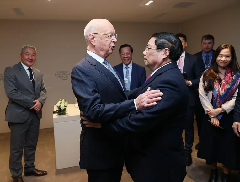 Thủ tướng Phạm Minh Ch&iacute;nh gặp Nh&agrave; s&aacute;ng lập ki&ecirc;m Chủ tịch WEF Klaus Schwab. Ảnh: TTXVN