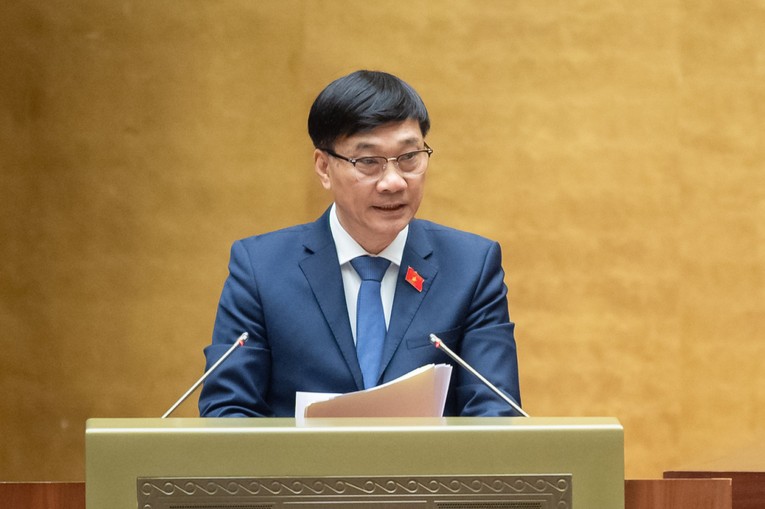 , Chủ nhiệm Ủy ban Kinh tế của Quốc hội Vũ Hồng Thanh tr&igrave;nh b&agrave;y B&aacute;o c&aacute;o tiếp thu, giải tr&igrave;nh, chỉnh l&yacute; dự thảo Luật C&aacute;c tổ chức t&iacute;n dụng (sửa đổi). Ảnh: quochoi.vn