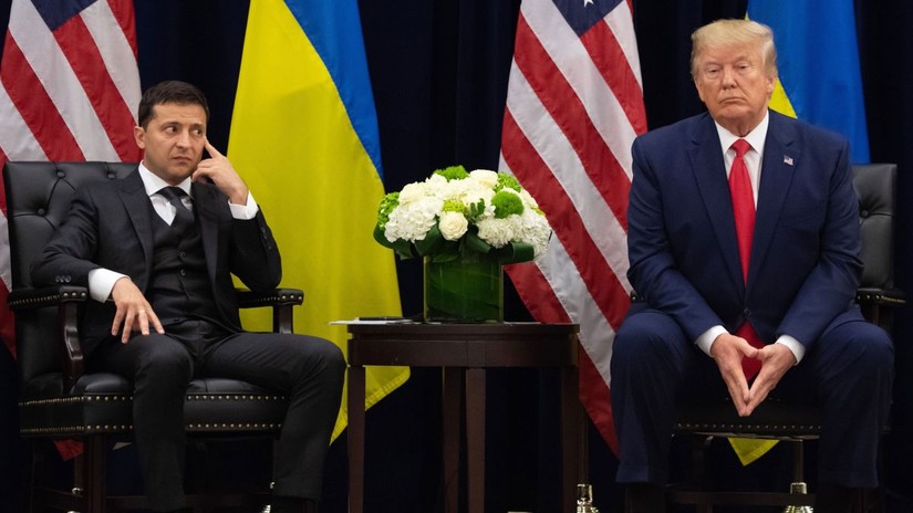 Cựu Tổng thống Mỹ Donald Trump v&agrave; Tổng thống Ukraine Volodymyr Zelensky tại cuộc gặp ở New York, Mỹ, th&aacute;ng 9/2019. Ảnh: AFP