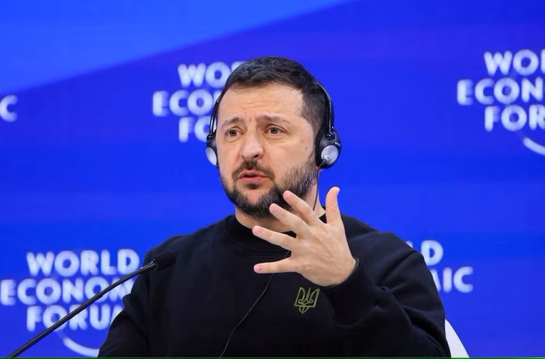 Tổng thống Ukraine Volodymyr Zelensky ph&aacute;t biểu trong cuộc họp thường ni&ecirc;n lần thứ 54 của Diễn đ&agrave;n Kinh tế Thế giới (WEF) ở Davos, Thụy Sỹ, ng&agrave;y 16/1. Ảnh: Reuters