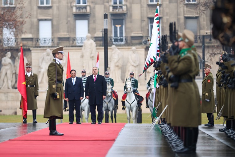 Thủ tướng Hungary Viktor Orban chủ tr&igrave; lễ đ&oacute;n Thủ tướng Phạm Minh Ch&iacute;nh. Ảnh: VGP