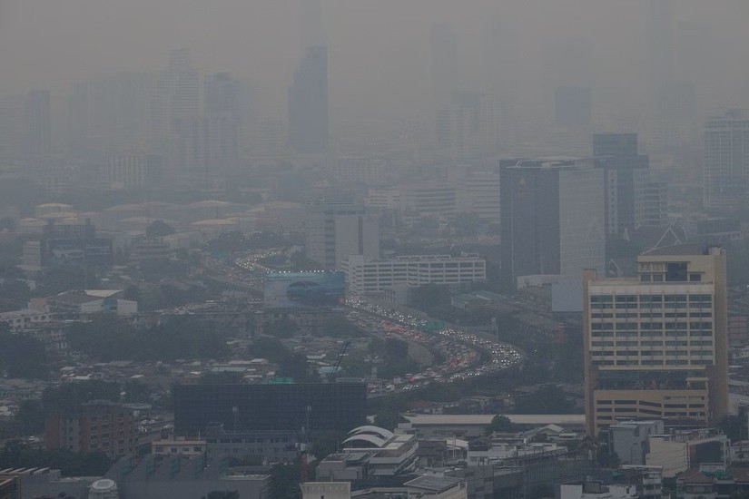 Thủ đ&ocirc; Bangkok ch&igrave;m trong sương m&ugrave; &ocirc; nhiễm kh&ocirc;ng kh&iacute;, ng&agrave;y 18/10/2023. Ảnh: AFP