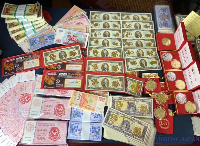 Anh Ch&iacute;nh Vương đang sở hữu nhiều loại tiền nước ngo&agrave;i kh&aacute;c nhau gồm tiền giấy của Singapore, Bhutan (hiện kh&ocirc;ng lưu h&agrave;nh tr&ecirc;n thị trường), đồng 2 USD mạ v&agrave;ng của Mỹ, tiền kỷ niệm ph&aacute;t h&agrave;nh ch&agrave;o mừng năm mới của Macau (Trung Quốc), đồng xu mạ bạc, v&agrave;ng của Australia v&agrave; Hong Kong (Trung Quốc). Ảnh: H&agrave; Anh - Mekong ASEAN.