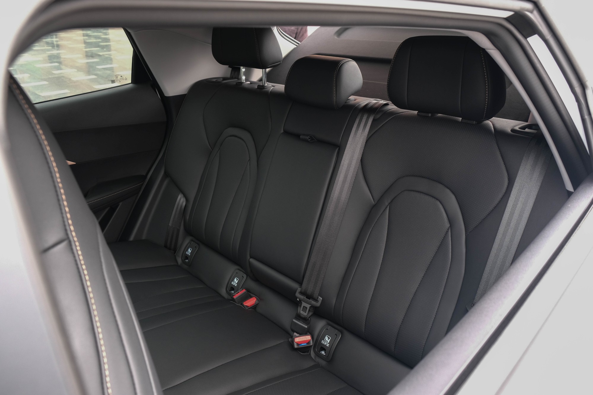 Chia sẻ với Mekong Asean, anh Nguyễn Đức Cường, đang sở hữu một chiếc Mazda CX-5 cho biết phần để ch&acirc;n của Omoda C5 rộng r&atilde;i hơn chiếc xe của anh. Tuy nhi&ecirc;n, sẽ chật khi khu vực n&agrave;y c&oacute; 3 người lớn. Ngo&agrave;i ra, phần trần xe thấp cũng c&oacute; thể g&acirc;y kh&oacute; chịu đối với những ai c&oacute; chiều cao tương đối. Ngo&agrave;i ra, khi ngồi ở ph&iacute;a sau xe, h&agrave;nh kh&aacute;ch sẽ nhận r&otilde; tiếng ồn từ mặt đường, nếu đi đường trường c&oacute; thể g&acirc;y mệt mỏi.