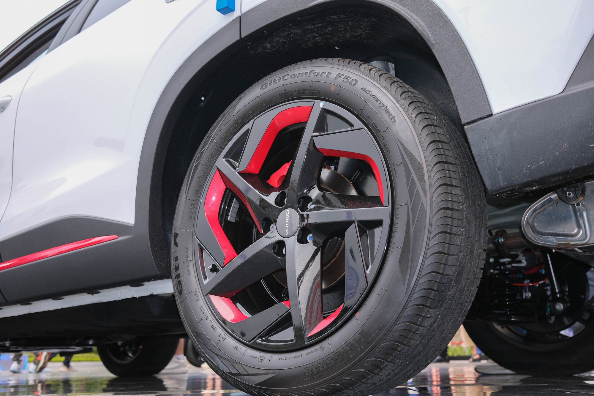 Omoda C5 sở hữu loại la-zăng 18 inch, c&oacute; hai m&agrave;u sơn đỏ v&agrave; đen mang d&aacute;nh vẻ thể thao.