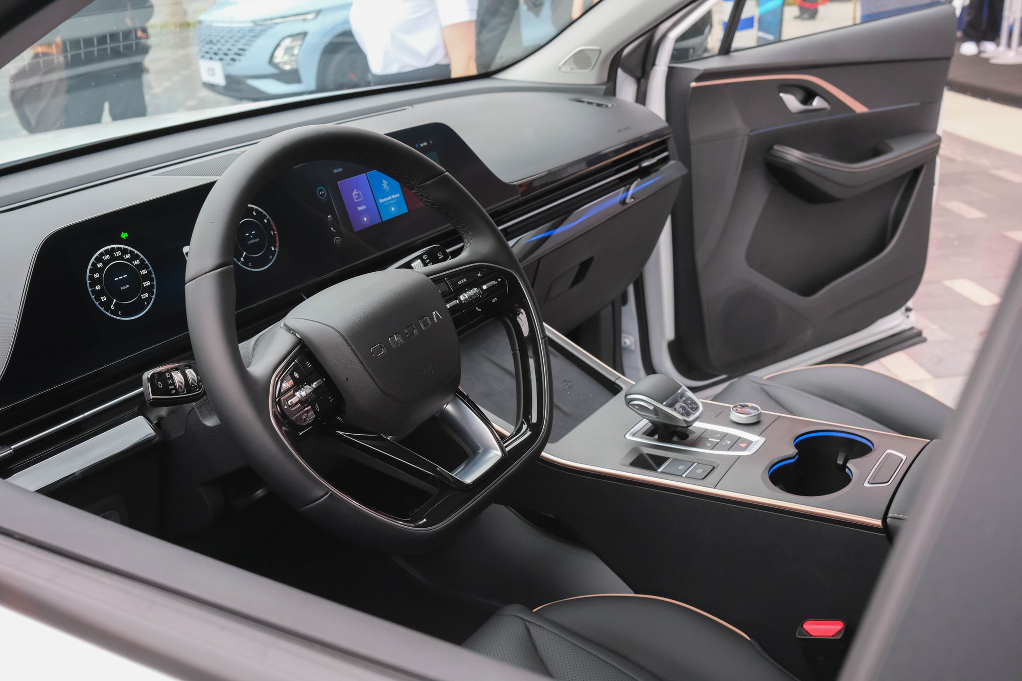 Cả hai phi&ecirc;n bản xuất hiện tại Việt Nam vừa qua đều c&oacute; trang bị 2 đế sạc kh&ocirc;ng d&acirc;y tại ngay khu vực điều khiển điều h&ograve;a. Một số t&iacute;nh năng c&oacute; thể kể đến như hệ thống 8 loa tới từ thương hiệu Sony, sưởi h&agrave;ng ghế trước, đ&egrave;n nền nội thất Moodlight,...