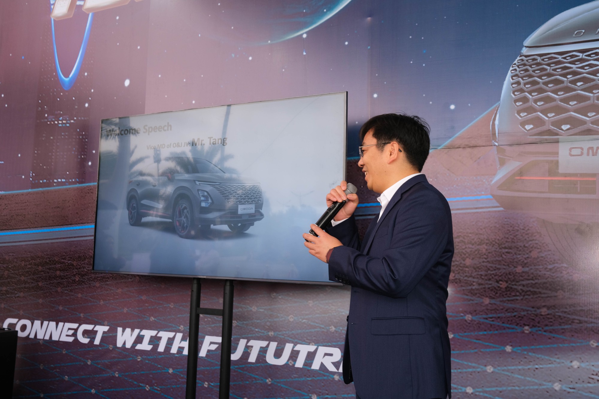 Ngay trong sự kiện l&aacute;i thử, &ocirc;ng Youhu Tang - đại diện của h&atilde;ng xe Chery - cho biết Chery c&oacute; thể ra mắt cả phi&ecirc;n bản xe xăng v&agrave; phi&ecirc;n bản chạy điện v&agrave;o th&aacute;ng 8 năm nay. Cho đến nay, Chery đang l&agrave; nh&agrave; sản xuất c&oacute; số lượng xuất khẩu xe hơi lớn nhất tại thị trường Trung Quốc.