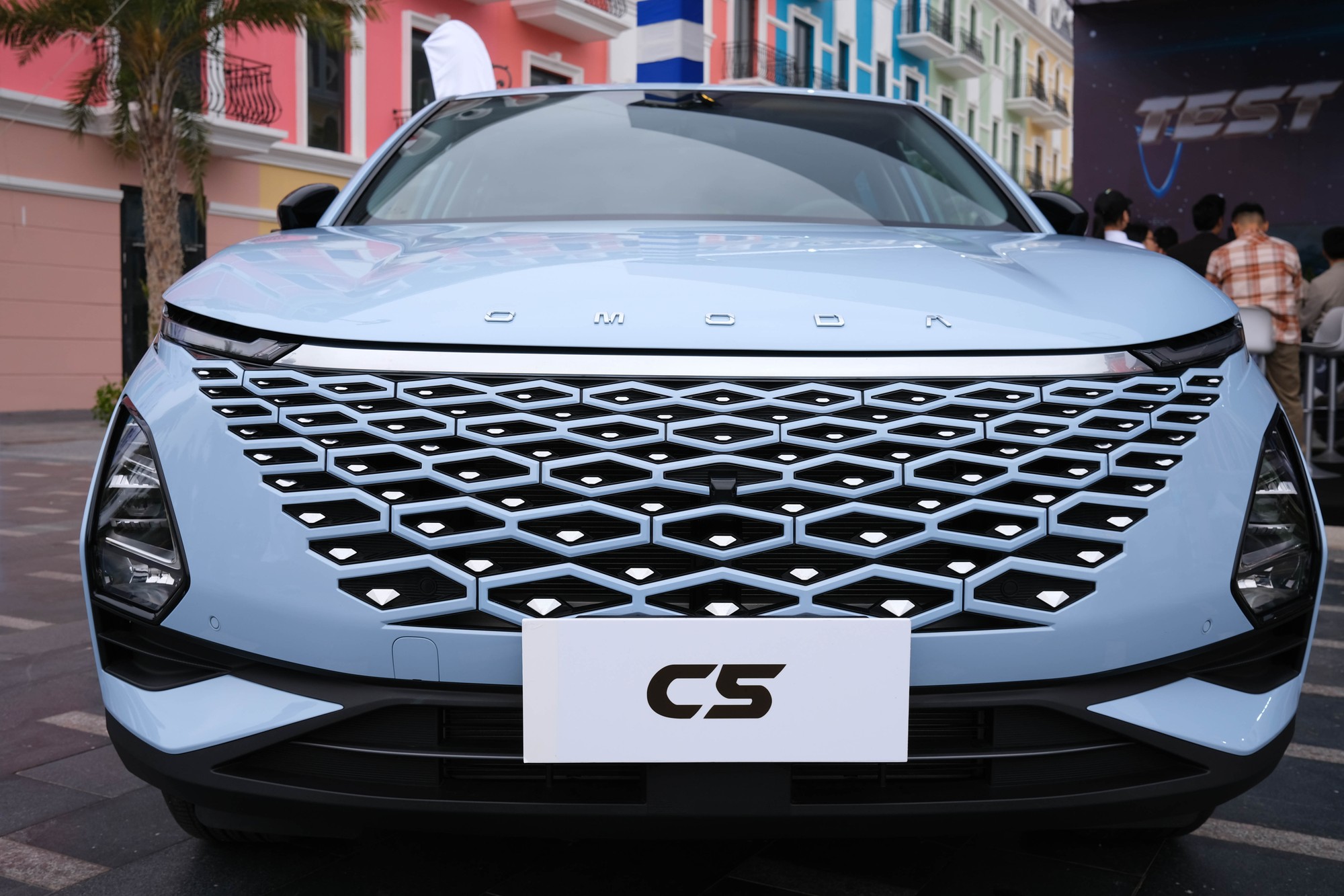 Do kế thừa phong c&aacute;c thiết kế của xe điện, xe c&oacute; lưới tản nhiệt kh&ocirc;ng viền đậm n&eacute;t tương lai, với c&aacute;c họa tiết ngũ gi&aacute;c. Ở hai b&ecirc;n, mẫu SUV được trang bị cụm đ&egrave;n pha LED được t&iacute;ch hợp v&agrave;o dải đ&egrave;n LED chạy ban ng&agrave;y.