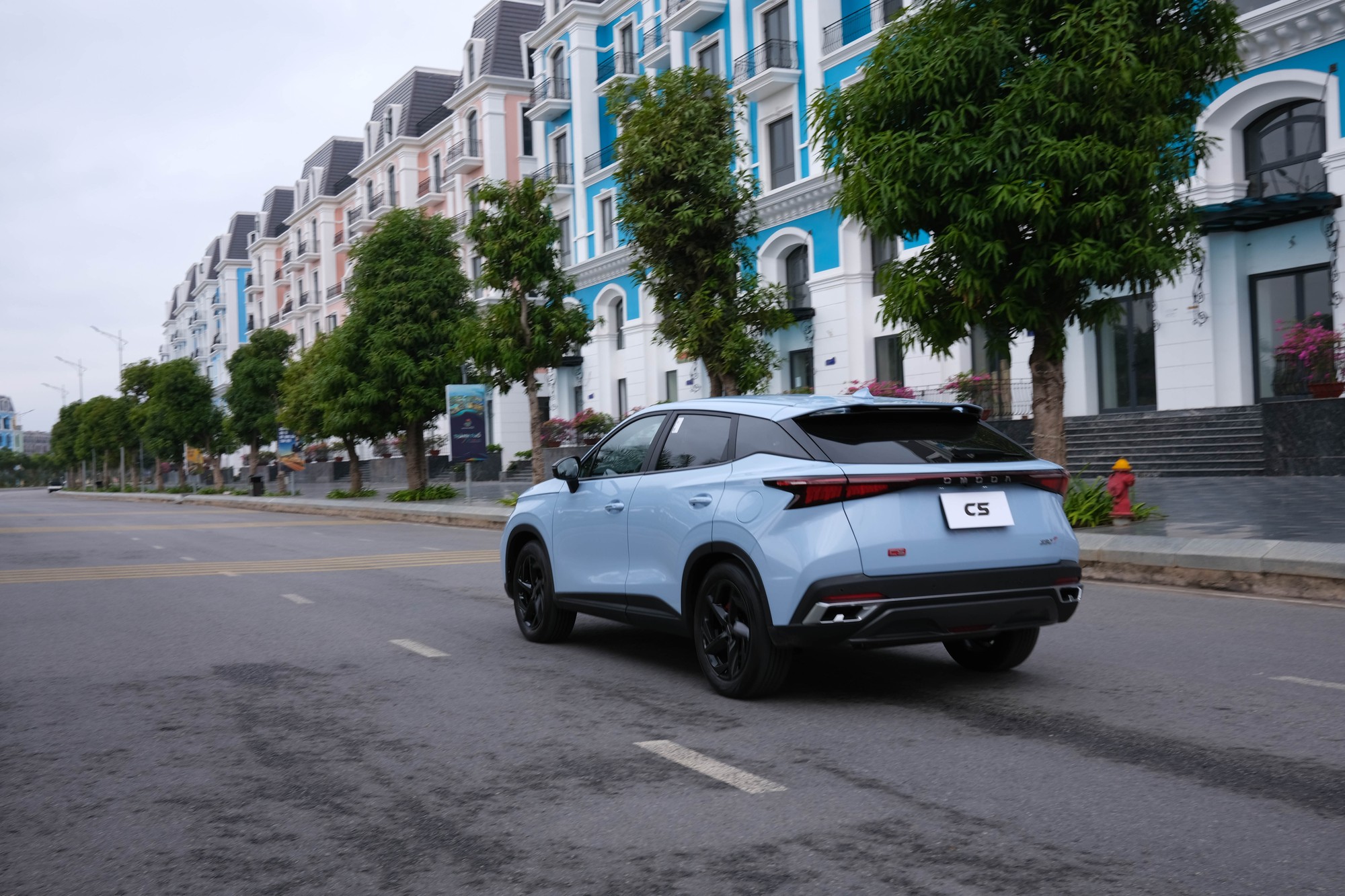 Omoda C5 c&oacute; k&iacute;ch thước d&agrave;i, rộng, cao l&agrave; 4.500 mm x 1.842 mm x 1.747 mm. Ngo&agrave;i ra, phần trần mang phong c&aacute;ch fastback với đường vuốt ngược về ph&iacute;a đu&ocirc;i, đi k&egrave;m với bộ c&aacute;nh gi&oacute;.