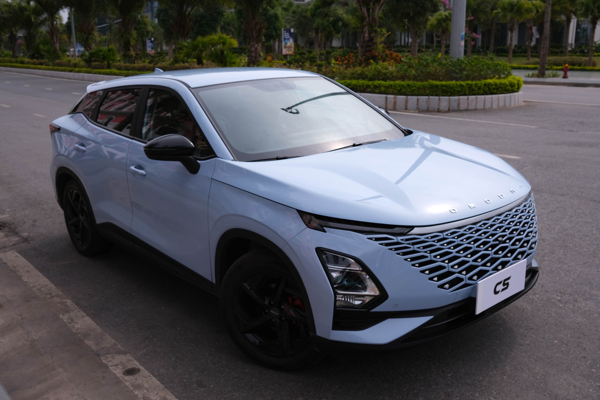 Ở sự kiện l&aacute;i thử, Chery mang đến 2 phi&ecirc;n bản bao gồm Comfort (m&agrave;u xanh) v&agrave; Luxury (m&agrave;u trắng). Đ&aacute;ng ch&uacute; &yacute;, phi&ecirc;n bản cao cấp hơn bổ sung th&ecirc;m một số tiện nghi v&agrave; t&iacute;nh năng hỗ trợ l&aacute;i ADAS. Theo dự đo&aacute;n, mẫu SUV n&agrave;y sẽ được b&aacute;n ra ở mức dao động từ 600-700 triệu đồng.