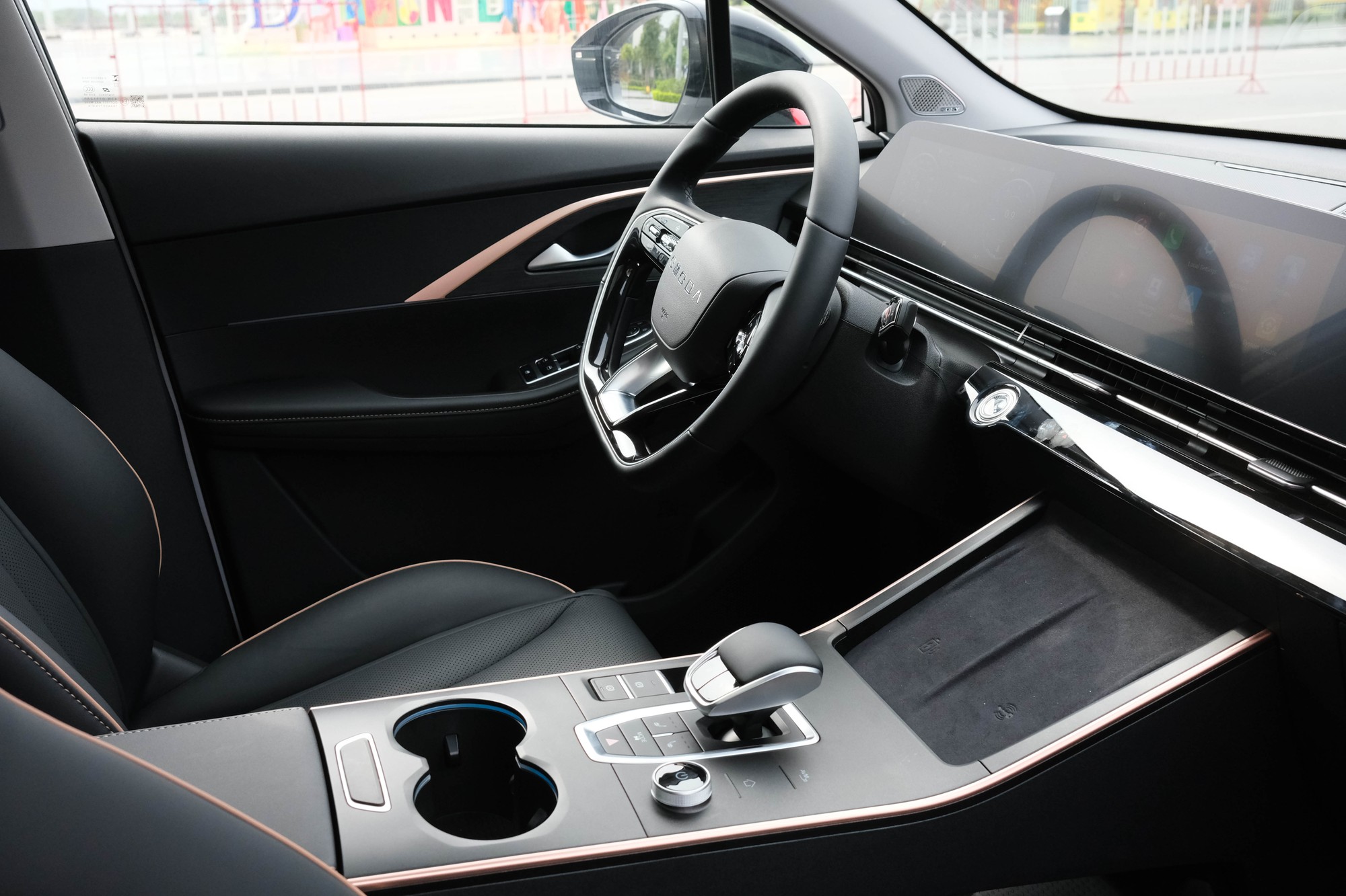 Tiến v&agrave;o khoang nội thất, xe c&oacute; phong c&aacute;ch tối giản, kh&ocirc;ng c&ograve;n c&aacute;c n&uacute;t điều khiển vật l&yacute; truyền thống. Nổi bật ở bảng t&aacute;p l&ocirc; l&agrave; m&agrave;n h&igrave;nh giải tr&iacute; trung t&acirc;m c&ugrave;ng bảng đồng hồ điện tử k&iacute;ch thước 10,25 inch, hỗ trợ kết nối Apple CarPlay v&agrave; Android Auto. Khu vực trung t&acirc;m chứa c&aacute;c n&uacute;t điều khiển điện tử như phanh tay điện tử, sưởi ghế trước, chọn chế độ l&aacute;i,....