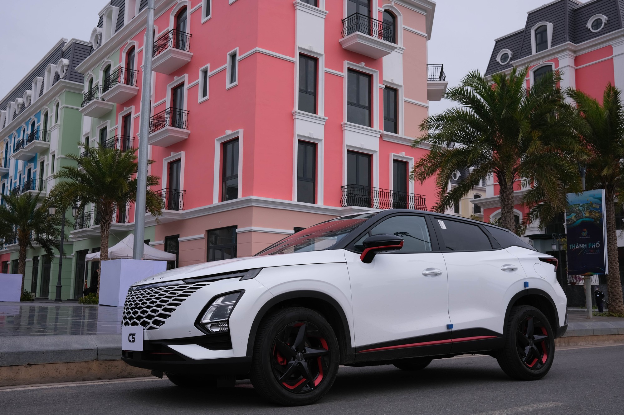 Chi tiết mẫu ô tô Omoda C5 của Trung Quốc lần đầu xuất hiện tại Việt Nam