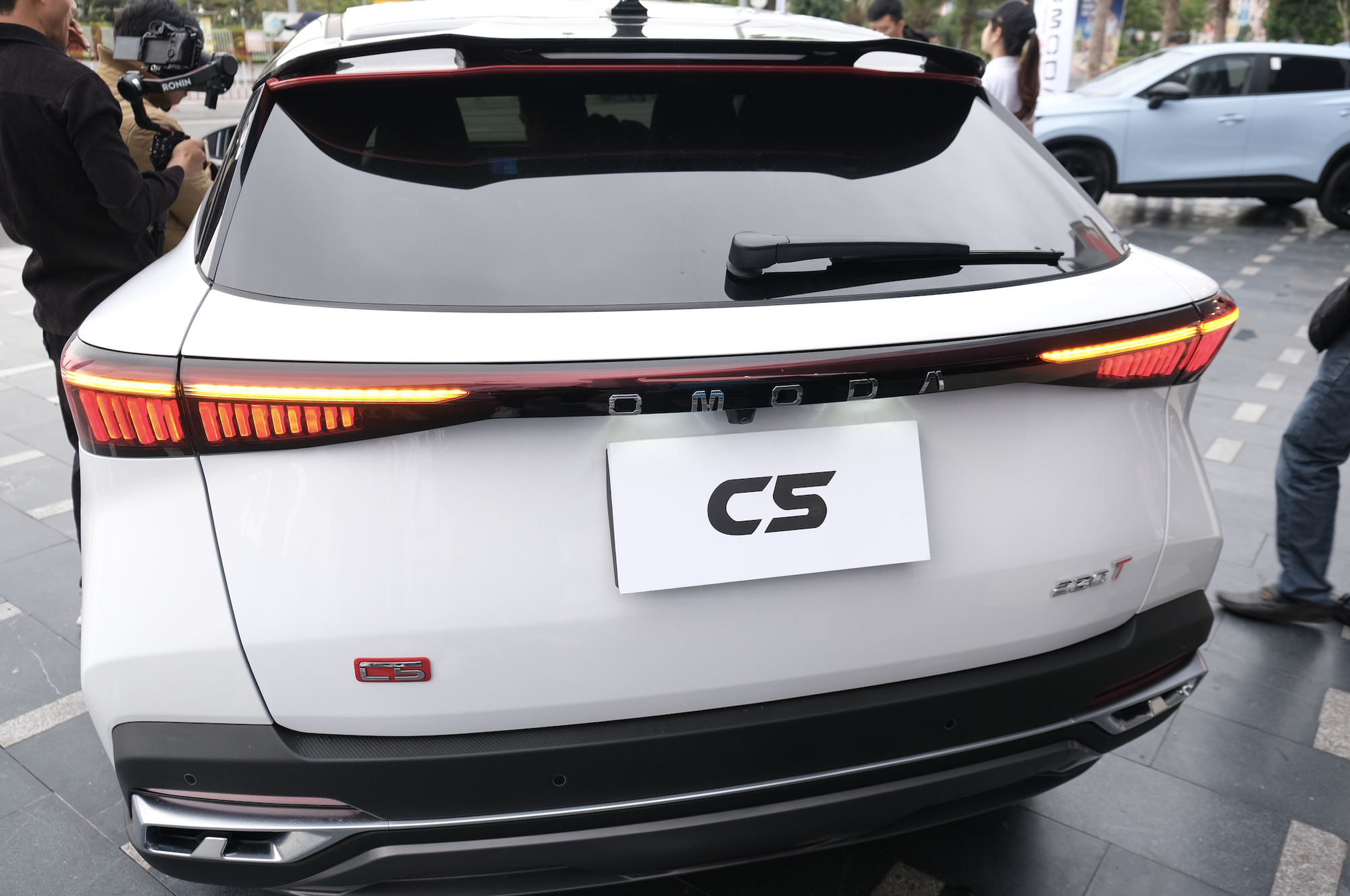 Đối với ph&iacute;a sau, Omoda C5 sử dụng cụm đ&egrave;n hậu LED k&eacute;o d&agrave;i, gợi li&ecirc;n tưởng tới mẫu xe Peugeot 408.