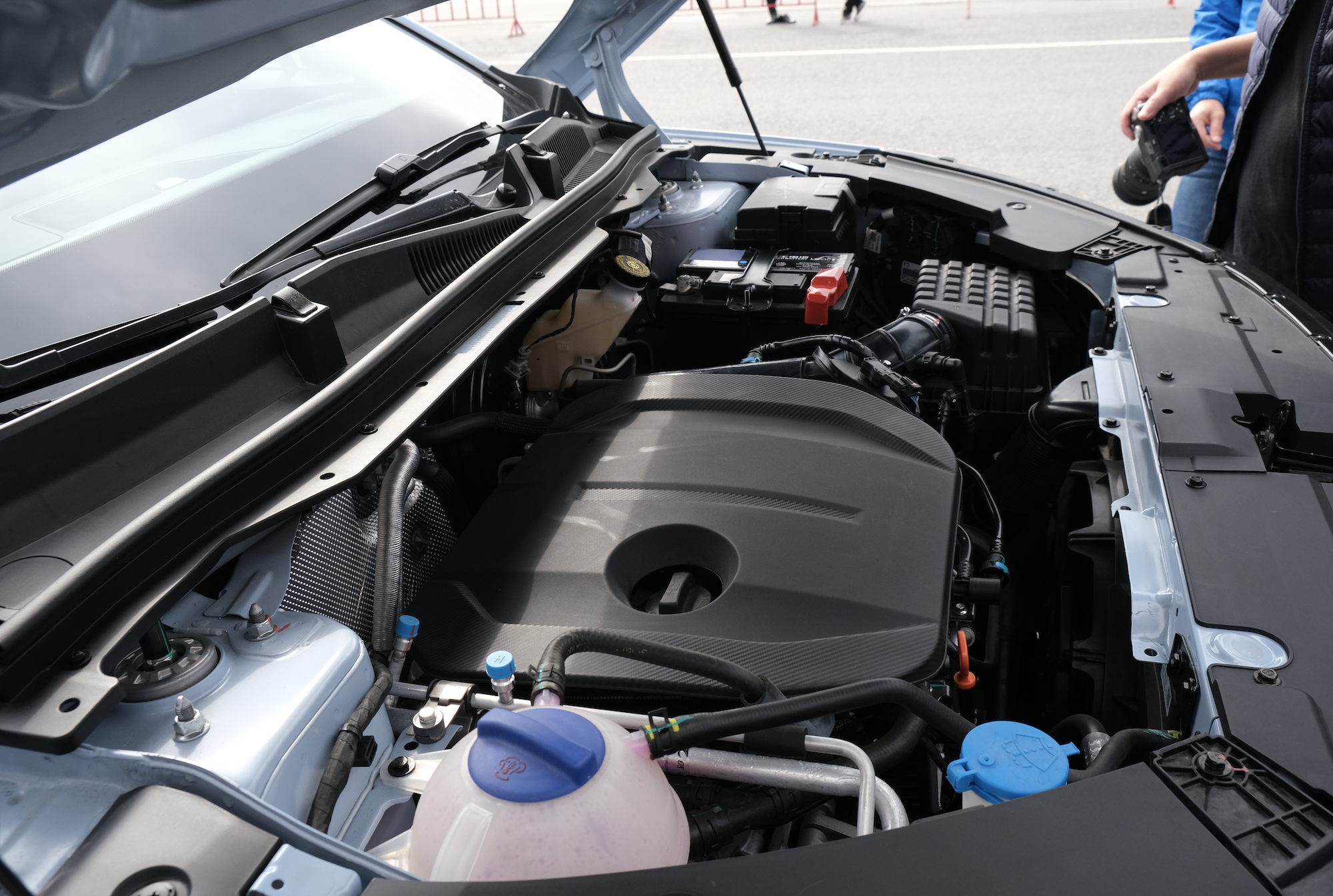 Omoda C5 tại Việt Nam được trang bị hệ thống truyền động xăng 1.5 tăng &aacute;p, tạo c&ocirc;ng suất tối đa 154 m&atilde; lực v&agrave; m&ocirc;-men xoắn cực đại 230 Nm. Kết hợp với n&oacute; l&agrave; hộp số tự động CVT 9 cấp. C&oacute; khả năng tăng tốc tốt qua trải nghiệm thực tế, nhưng &acirc;m thanh &amp;amp;amp;quot;g&agrave;o lớn&amp;amp;amp;quot; từ khu vực dưới mui xe c&oacute; thể khiến một số người l&aacute;i kh&oacute; t&iacute;nh kh&ocirc;ng th&iacute;ch.