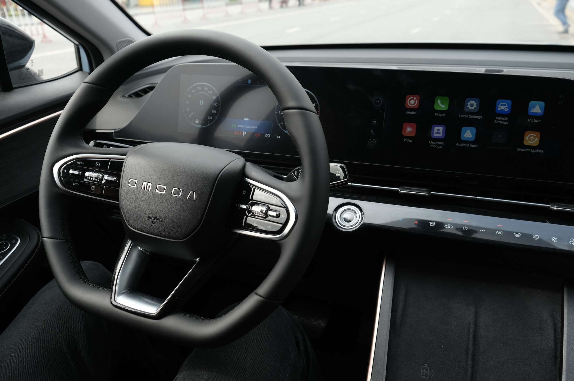 Mẫu SUV đến từ Trung Quốc n&agrave;y sẽ tạo lợi thế trước một số đối thủ bởi hệ thống hỗ trợ người l&aacute;i (ADAS) như ga tự động th&iacute;ch ứng, cảnh b&aacute;o va chạm ph&iacute;a trước, phanh khẩn cấp tự động, cảnh b&aacute;o chệch l&agrave;n đường, hỗ trợ giữ l&agrave;n đường v&agrave; đ&egrave;n pha th&iacute;ch ứng.