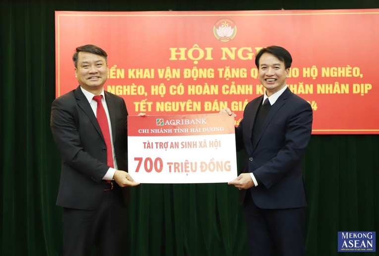 &Ocirc;ng Nguyễn Đức Tuấn, Ủy vi&ecirc;n Ban Thường vụ Tỉnh ủy, Chủ tịch Ủy ban MTTQ Việt Nam tỉnh Hải Dương tiếp nhận sự ủng hộ của Ng&acirc;n h&agrave;ng Agribank - Chi nh&aacute;nh Hải Dương.