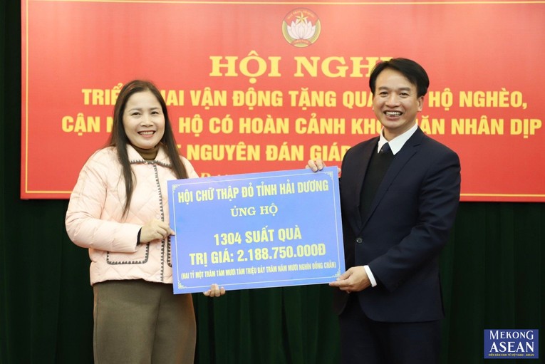 &Ocirc;ng Nguyễn Đức Tuấn, Chủ tịch Ủy ban MTTQ Việt Nam tỉnh Hải Dương tiếp nhận sự ủng hộ của Hội Chữ thập đỏ tỉnh Hải Dương.