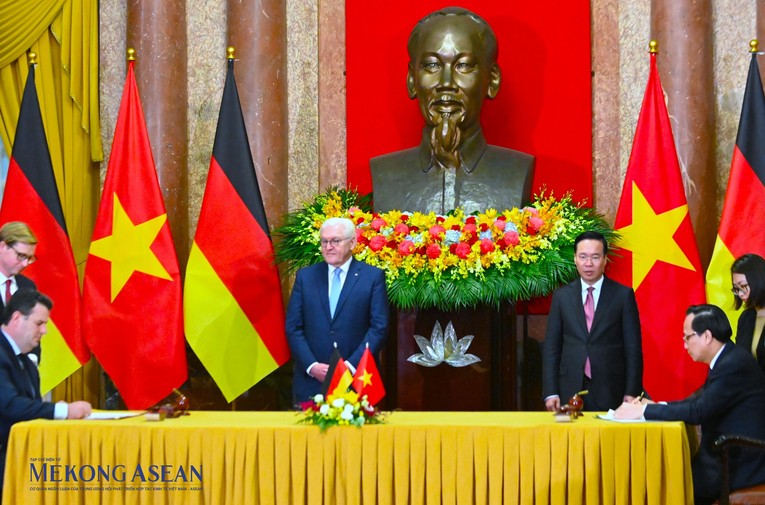 Chủ tịch nước V&otilde; Văn Thưởng v&agrave; Tổng thống Frank-Walter Steinmeier chứng kiến lễ k&yacute; thỏa thuận hợp t&aacute;c. Ảnh: Đỗ Thảo