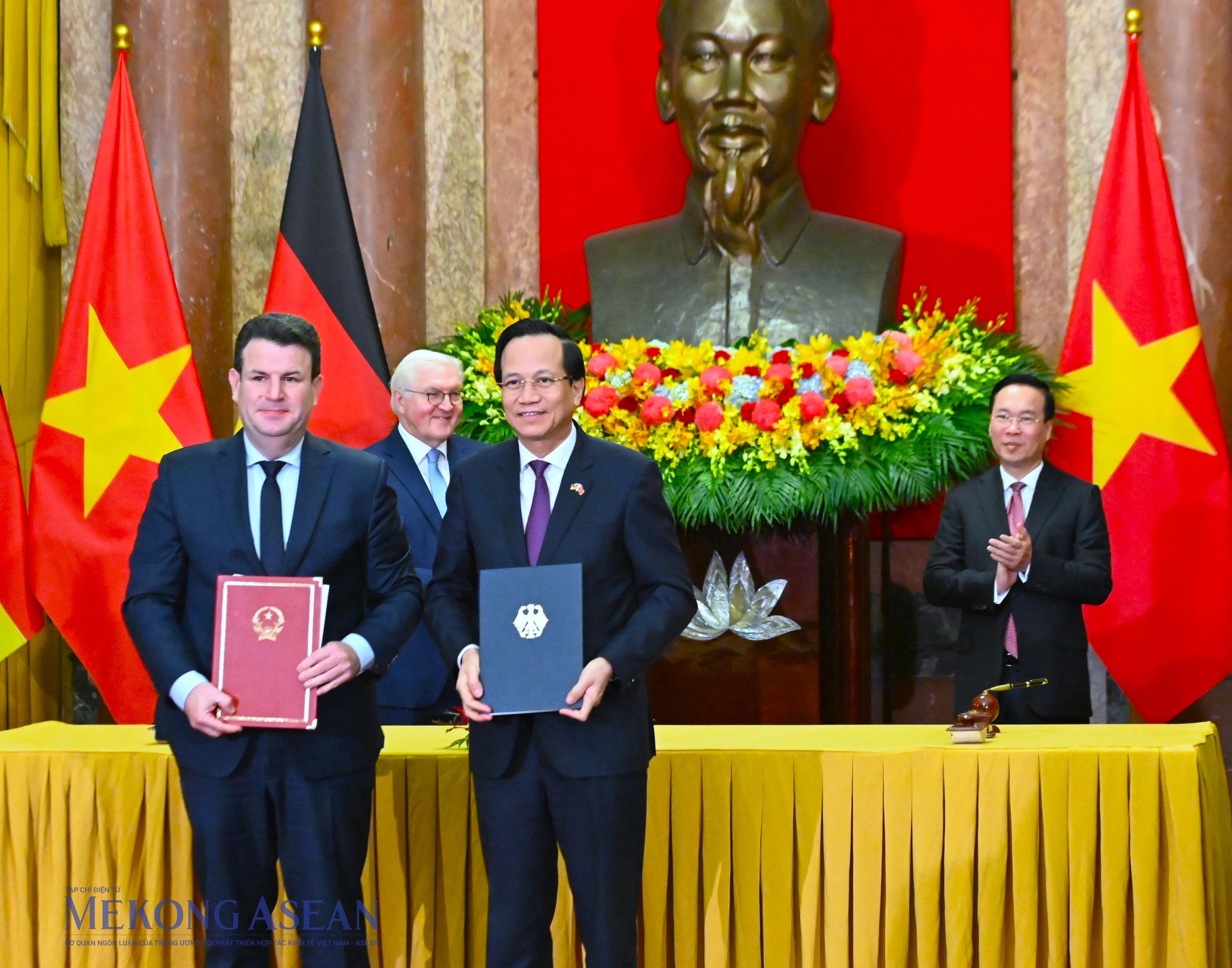 Thỏa thuận hợp t&aacute;c về lao động di cư giữa Bộ Lao động, Thương binh v&agrave; X&atilde; hội v&agrave; Bộ Lao động v&agrave; X&atilde; hội Li&ecirc;n bang Đức. Ảnh: Đỗ Thảo