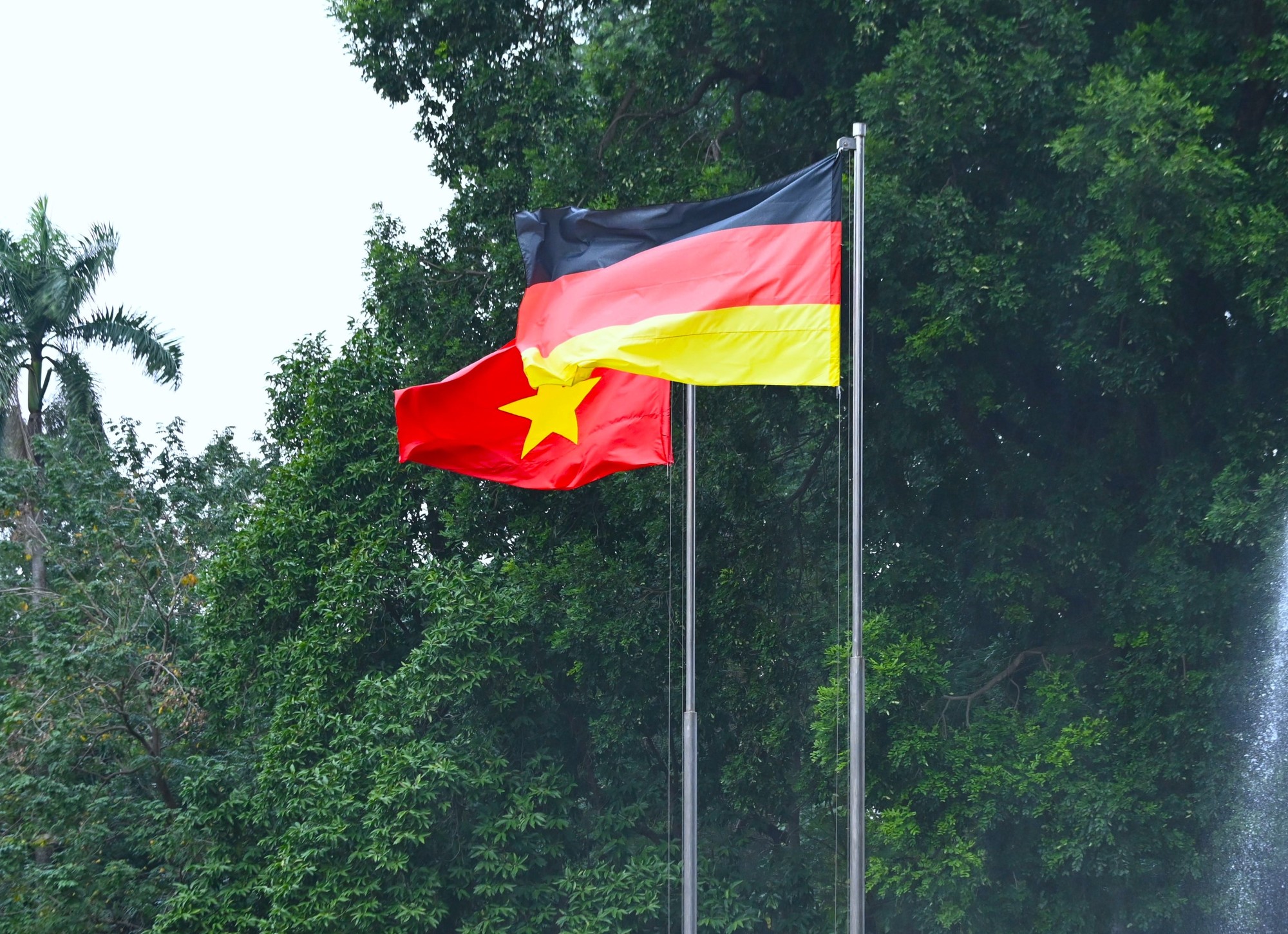 Quốc kỳ Việt Nam - Đức tung bay tại Phủ Chủ tịch. Ảnh: Đỗ Thảo Quốc kỳ Việt Nam - Đức tung bay tại Phủ Chủ tịch. Ảnh: Đỗ Thảo