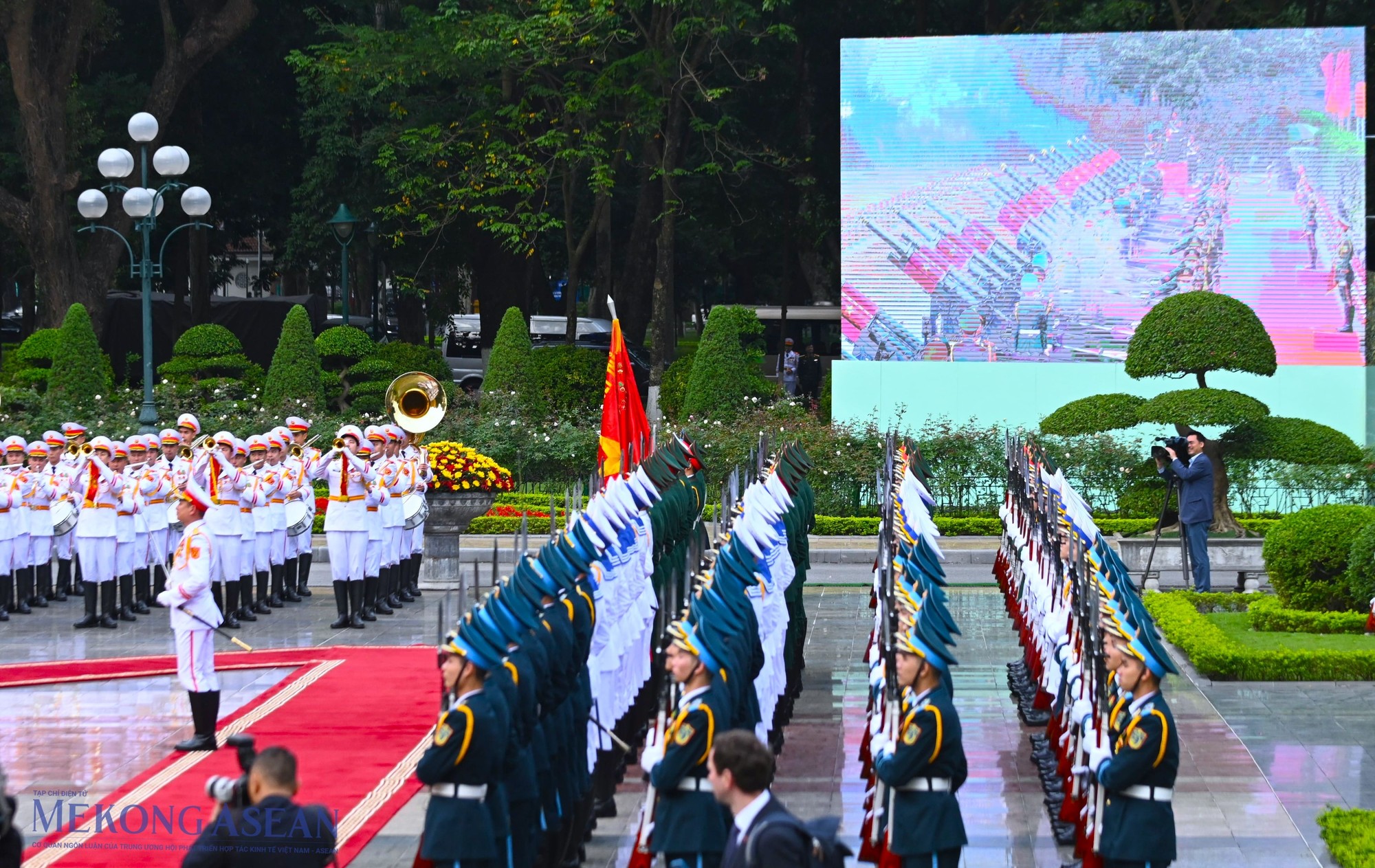 Nghi thức bắn 21 loạt đại bác chào mừng Tổng thống Đức Frank-Walter Steinmeier và Phu nhân thăm cấp Nhà nước tới Việt Nam vang lên khi Quốc thiều được cử. Ảnh: Đỗ Thảo Nghi thức bắn 21 loạt đại bác chào mừng Tổng thống Đức Frank-Walter Steinmeier và Phu nhân thăm cấp Nhà nước tới Việt Nam vang lên khi Quốc thiều được cử. Ảnh: Đỗ Thảo