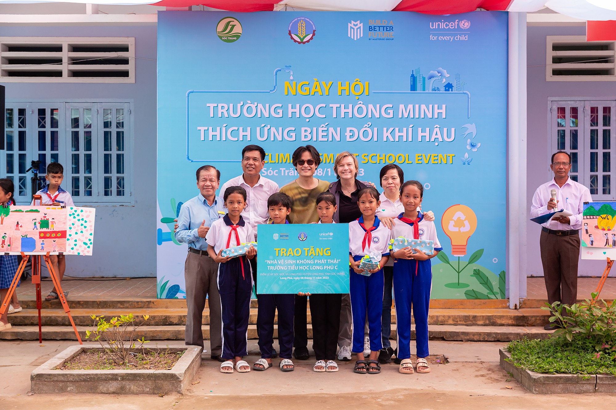 Trao tặng &amp;amp;amp;quot;Nh&agrave; vệ sinh kh&ocirc;ng ph&aacute;t thải&amp;amp;amp;quot; cho Trường Tiểu học Long Ph&uacute; C.