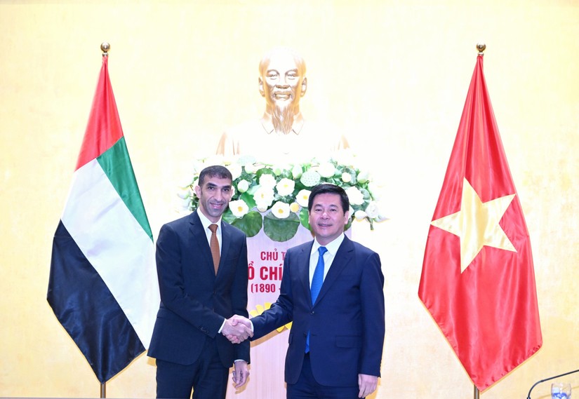 Bộ trưởng C&ocirc;ng Thương Nguyễn Hồng Di&ecirc;n v&agrave; &ocirc;ng Thani bin Ahmed Al Zeyoudi, Quốc vụ khanh phụ tr&aacute;ch thương mại quốc tế, Bộ Kinh tế UAE. Ảnh: Bộ C&ocirc;ng Thương