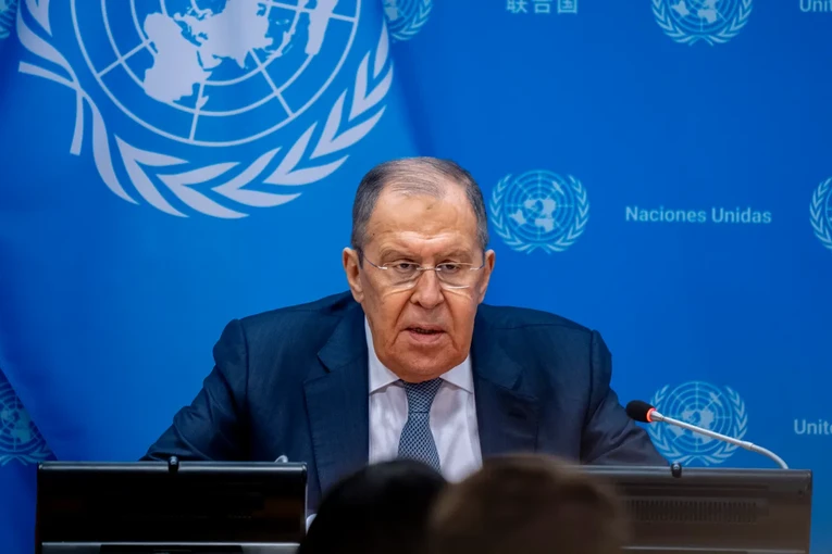 Ngoại trưởng Nga Sergey Lavrov ph&aacute;t biểu trong cuộc họp giao ban truyền th&ocirc;ng tại Trụ sở Li&ecirc;n Hợp Quốc, ng&agrave;y 24/1. Ảnh: AP