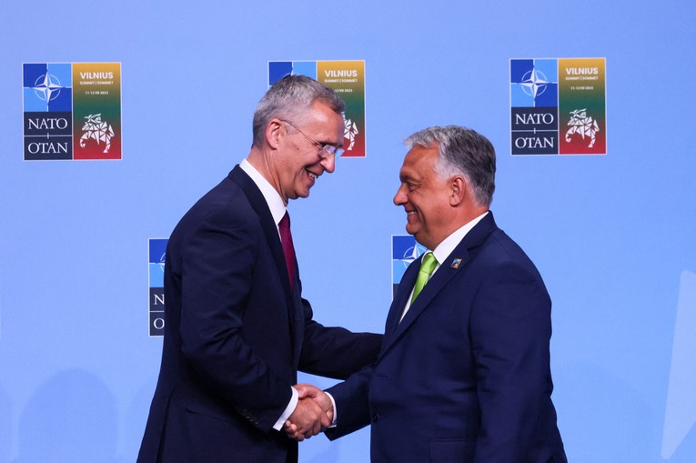 Tổng thư k&yacute; NATO Jens Stoltenberg bắt tay Thủ tướng Hungary Viktor Orban trước Hội nghị thượng đỉnh NATO ở Vilnius, Lithuania, th&aacute;ng 7/2023. Ảnh: Reuters