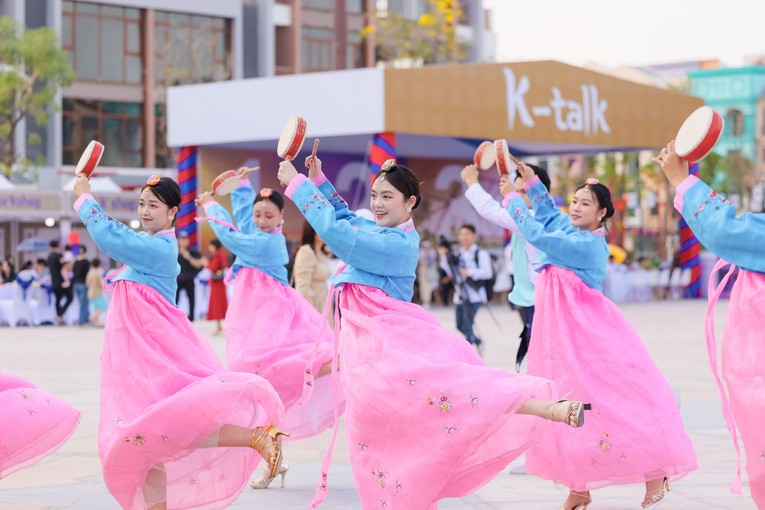 B&ecirc;n cạnh Tết d&acirc;n gian, du kh&aacute;ch c&ograve;n được trải nghiệm c&aacute;c m&agrave;n tr&igrave;nh diễn đ&oacute;n Tết của nhiều nền văn ho&aacute; tr&ecirc;n thế giới.