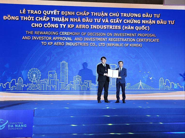 Đại diện th&agrave;nh phố trao giấy chấp thuận chủ trương đầu tư cho C&ocirc;ng ty KP Aero Industries (H&agrave;n Quốc) đầu tư dự &aacute;n Nh&agrave; m&aacute;y linh kiện h&agrave;ng kh&ocirc;ng KP VINA, với tổng vốn đầu tư l&agrave; 20 triệu USD - Ảnh: VGP