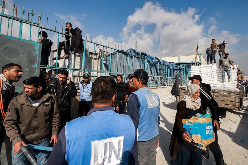 Nh&acirc;n vi&ecirc;n Cơ quan cứu trợ người tị nạn Palestine của Li&ecirc;n Hợp Quốc (UNRWA) ph&acirc;n ph&aacute;t đồ tiếp tế ở Rafah, Gaza, ng&agrave;y 12/12/20223. Ảnh: AFP