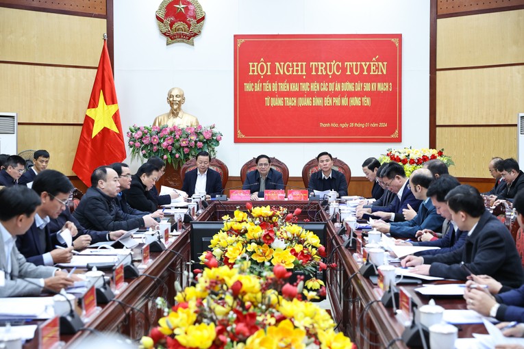 Thủ tướng chủ tr&igrave; Hội nghị trực tuyến th&uacute;c đẩy tiến độ thực hiện c&aacute;c dự &aacute;n đường d&acirc;y 500 kV mạch 3 từ Quảng Trạch (Quảng B&igrave;nh) đến Phố Nối (Hưng Y&ecirc;n)- Ảnh: VGP