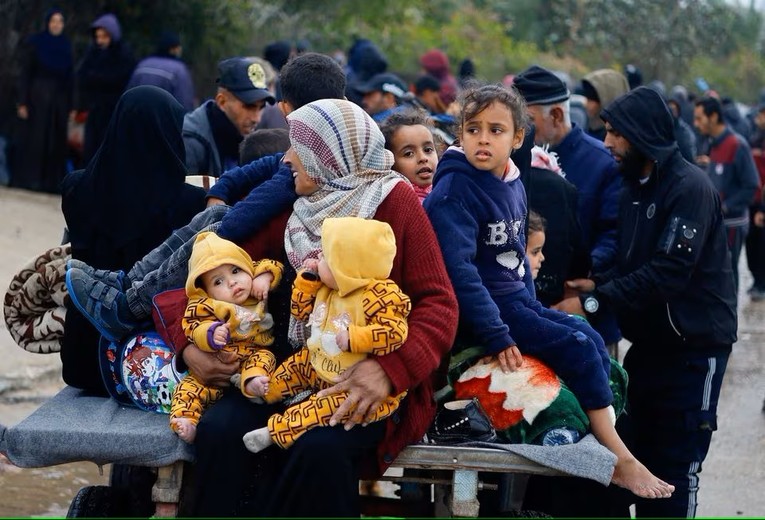 Người Palestine chạy trốn khỏi Khan Younis, ph&iacute;a nam Gaza, do chiến dịch tấn c&ocirc;ng tr&ecirc;n bộ của Israel, ng&agrave;y 27/1. Ảnh: Reuters