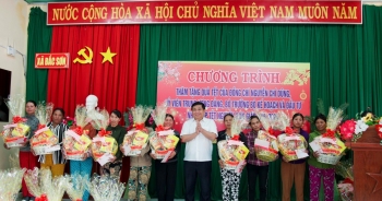 Bộ trưởng Nguyễn Chí Dũng thăm, tặng quà Tết tại &apos;quê hương thứ hai&apos;