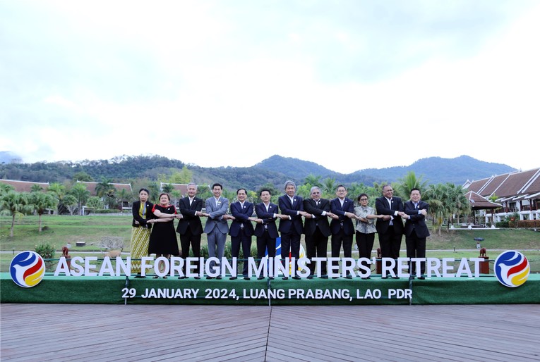 C&aacute;c Bộ trưởng Ngoại giao ASEAN tham dự Hội nghị hẹp Bộ trưởng Ngoại giao ASEAN (AMM Retreat) tại Luang Prabang, L&agrave;o. Ảnh: B&aacute;o Thế giới v&agrave; Việt Nam