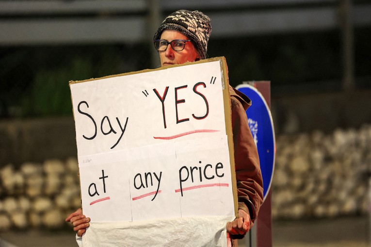 &amp;amp;amp;quot;H&atilde;y n&oacute;i &amp;amp;amp;apos;c&oacute;&amp;amp;amp;apos; bằng bất kỳ gi&aacute; n&agrave;o&amp;amp;amp;quot; - bảng hiệu của người d&acirc;n Israel k&ecirc;u gọi đ&agrave;m ph&aacute;n trao trả con tin ở Gaza. Ảnh: AFP