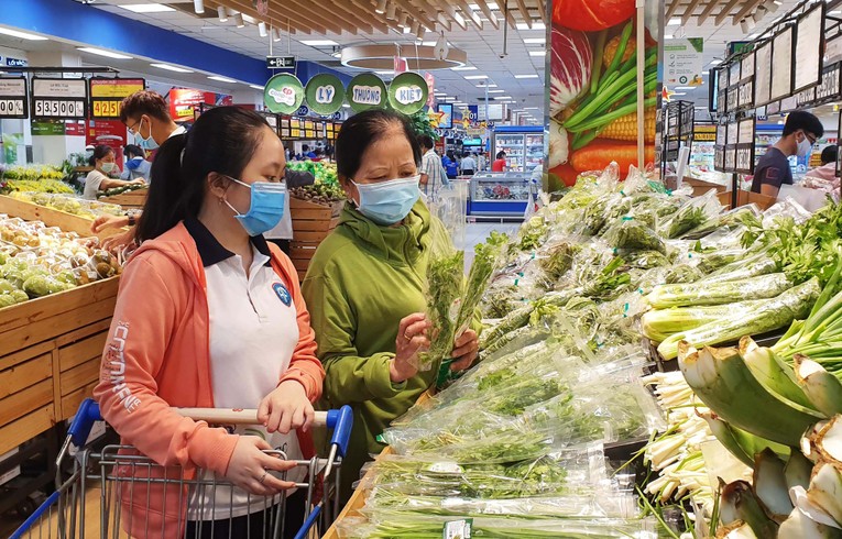 C&aacute;c si&ecirc;u thị đồng loạt &aacute;p dụng giảm thuế VAT c&ograve;n 8%.