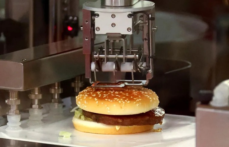 Robot chuẩn bị hamburger. Ảnh: Fabrizio Bensch/Reuters