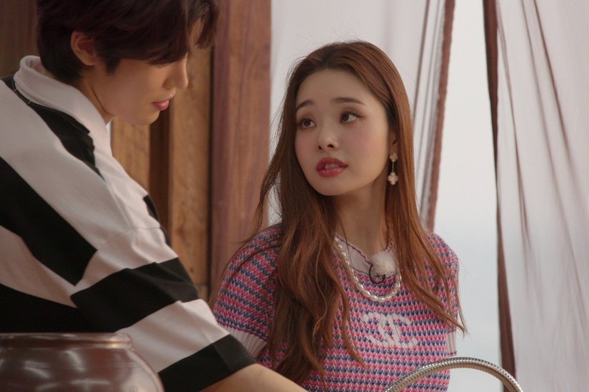 Song Ji-ah c&ugrave;ng c&aacute;c m&oacute;n đồ hiệu của m&igrave;nh trong chương tr&igrave;nh Single&amp;amp;apos;s Inferno. Ảnh: Netflix