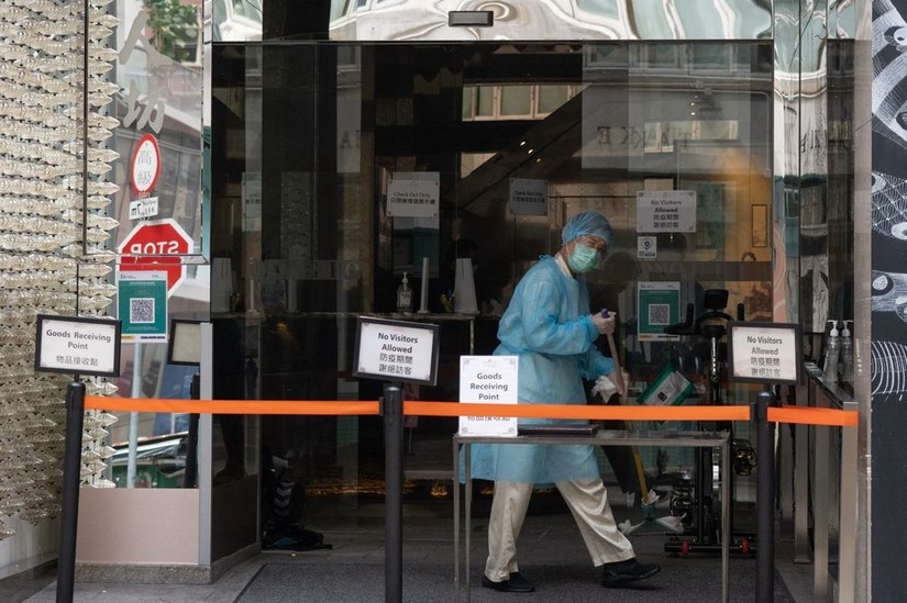 Nh&acirc;n vi&ecirc;n khử khuẩn cho một kh&aacute;ch sạn c&aacute;ch ly tại Hong Kong. Ảnh: Bertha Wang/AFP/Getty Images