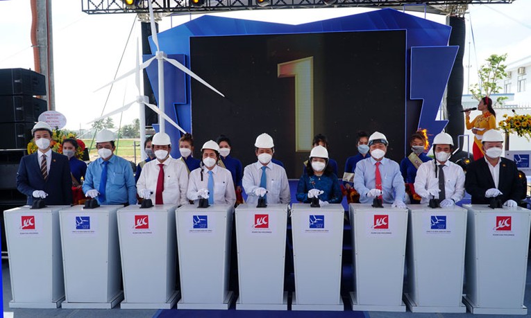 C&aacute;c đại biểu ấn n&uacute;t kh&aacute;nh th&agrave;nh Nh&agrave; m&aacute;y điện gi&oacute; số 7 S&oacute;c Trăng