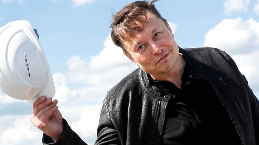 Người s&aacute;ng lập SpaceX ki&ecirc;m Gi&aacute;m đốc điều h&agrave;nh Tesla, Elon Musk,đến thăm c&ocirc;ng trường x&acirc;y dựng si&ecirc;u nh&agrave; m&aacute;y của Tesla ở Gruenheide, gần Berlin, Đức, ng&agrave;y 17/5/2021. Ảnh: Reuters